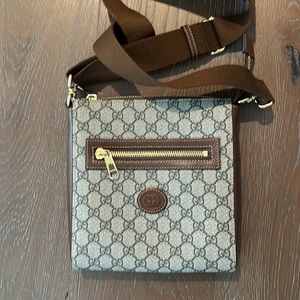 Gucci , Beige GG Supreme messenger . classic print cross body,